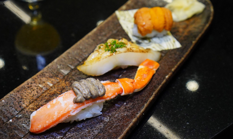 採訪當日提供的握壽司為松葉蟹、比目魚鰭邊與北海道馬糞海膽，供應品項每日不同，依現場為準。