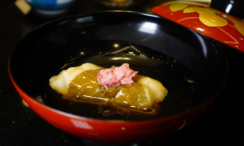 搭配鮮魚昆布高湯烹煮的「紅鰷櫻餅」，帶有細膩肉質與膠質感。