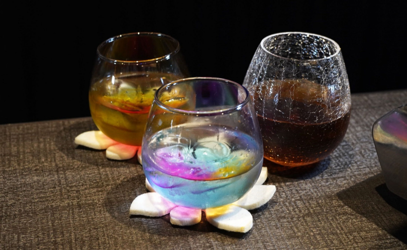 蒸餾茶酒「萬壽鐵觀音茶酒」（前，220元）、「炭焙龍眼紅茶酒」（後左，220元）、「天盃 胡椒燒酎」。（420元，圖／魏妤靜攝）