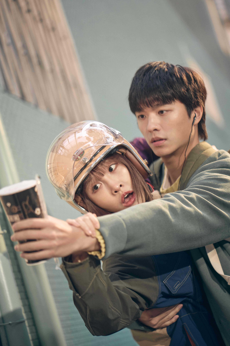 張若凡（左）為戲特別上表演課。（圖／索尼音樂提供）