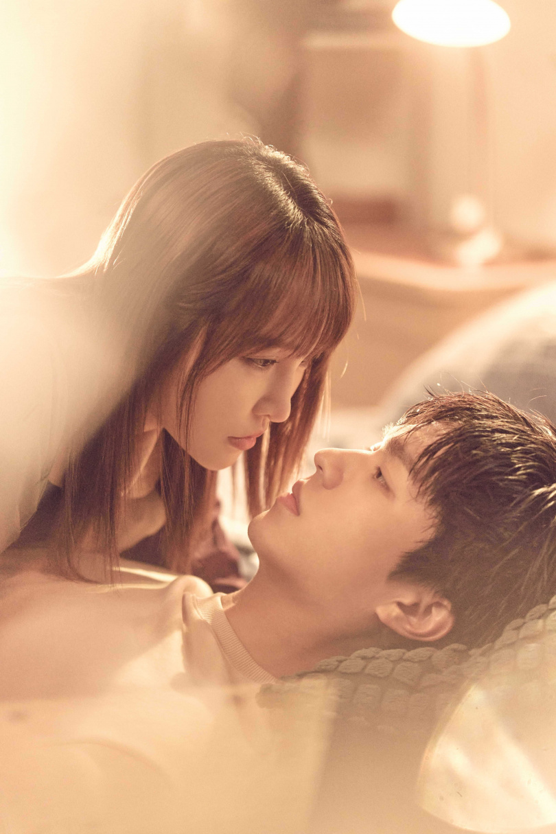 張若凡出演系列單曲衍生劇《星期三女友》與男主角王碩瀚。（圖／索尼音樂提供）