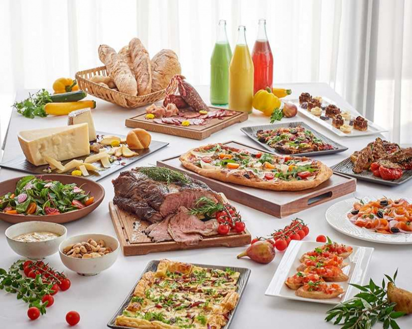 浪漫雙人套餐，每套7,520元+10%，預訂即贈限定情人花束。（圖／業者提供）