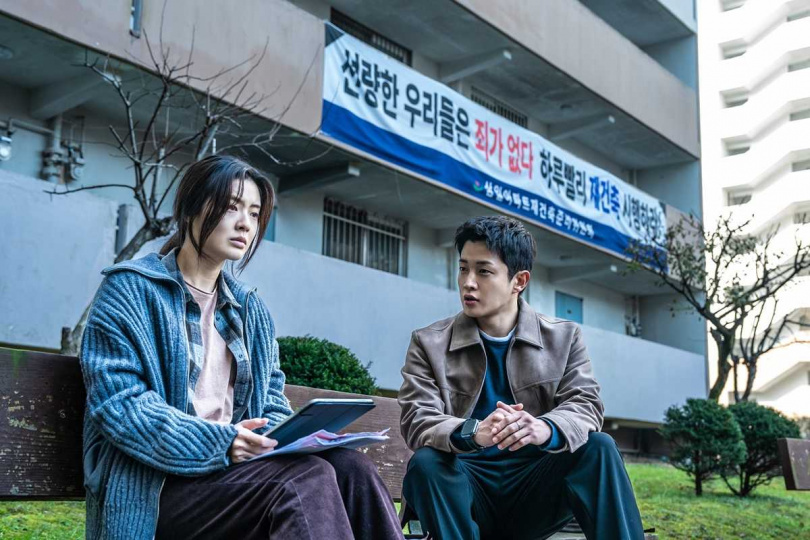 李先彬妹妹的男友「基勳」由金珉錫（右）飾演，他自評角色是「辛辣菜餚中的柔和配菜」，卻能強化全片的恐怖感。（圖／采昌國際多媒體提供）