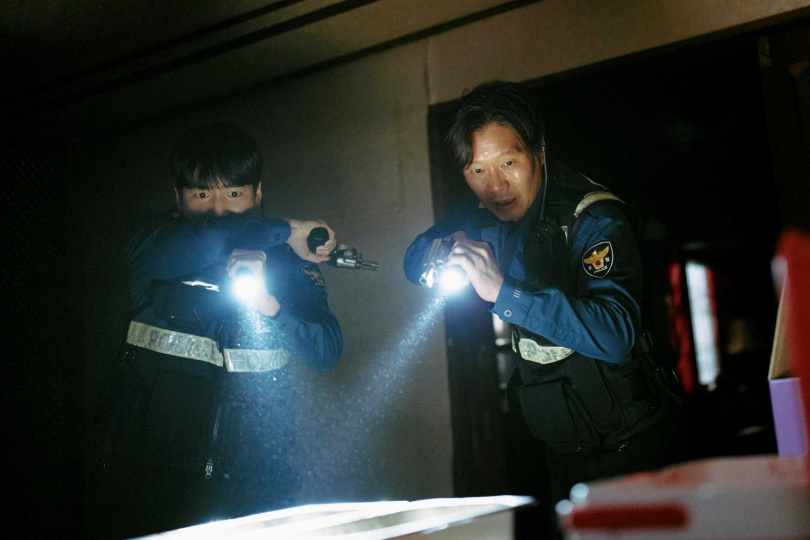 韓國驚悚電影《咒你》以買賣鬼魂的禁忌市場為背景，描繪人們在慾望和恐懼間的掙扎。（圖／華映娛樂提供）