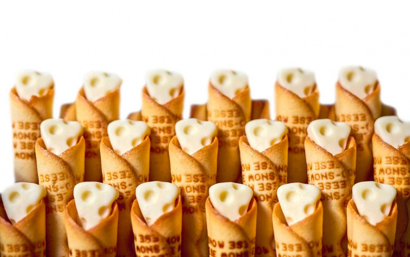 SNOW MILK CHEESE以散發濃郁奶油香氣、口感酥脆的起司貓舌餅為基底。（圖／日本OMIYAGE振興會提供）