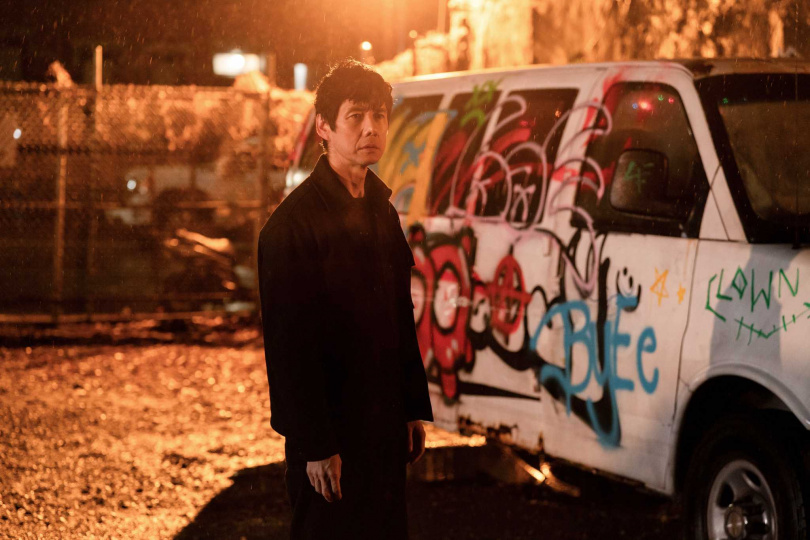 西島秀俊收斂矯健身手，在《最親愛的陌生人》呈現「笨拙卻真實」的打鬥。（圖／甲上提供）