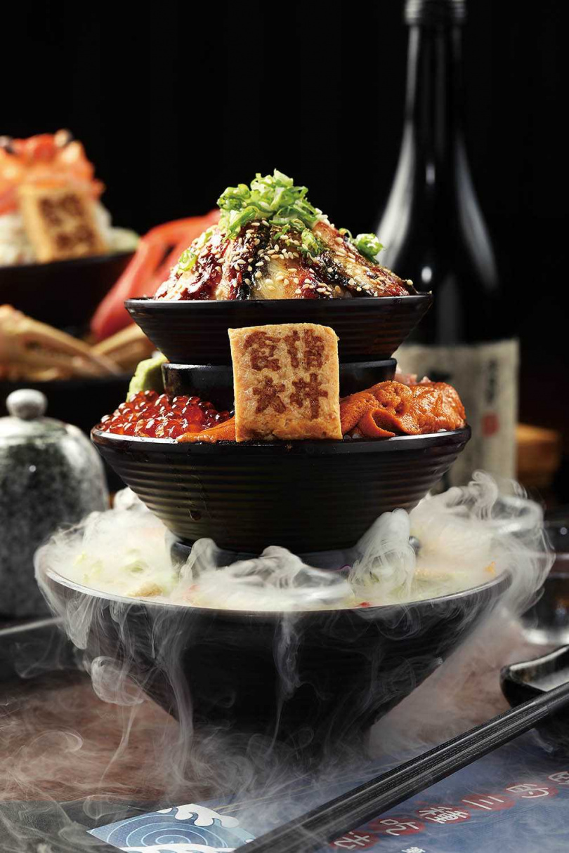 上層是迷你鰻魚飯，中層是鋪著海膽、黑鮪魚、鮭魚卵的壽司飯，下層為沙拉的「海神三段丼」，是超奢華的味覺饗宴。（780元）（圖／于魯光攝）