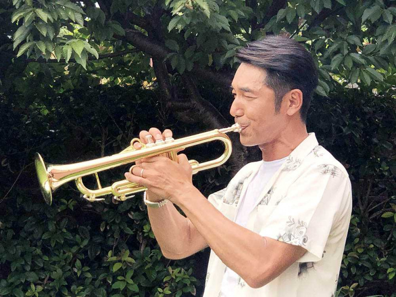 為了演出《神之鄉》中的吹奏畫面，李李仁認真學習吹小喇叭。（圖／東森、映畫傳播提供）