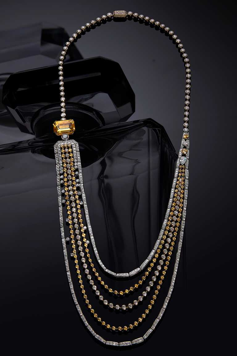 CHANEL「N°5」系列頂級珠寶，「Golden Stopper」項鍊，18K黃金及鉑金鑲嵌鑽石及黃色藍寶石，主石為1顆重約5.21克拉的祖母綠形切割鑽石╱36,957,000元。（圖╱CHANEL提供）