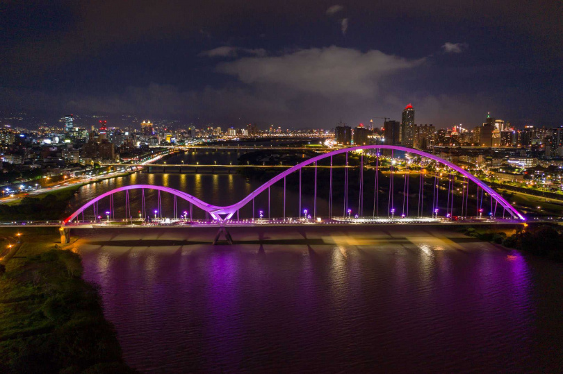 新月橋點亮粉紅燈（圖／品牌提供）