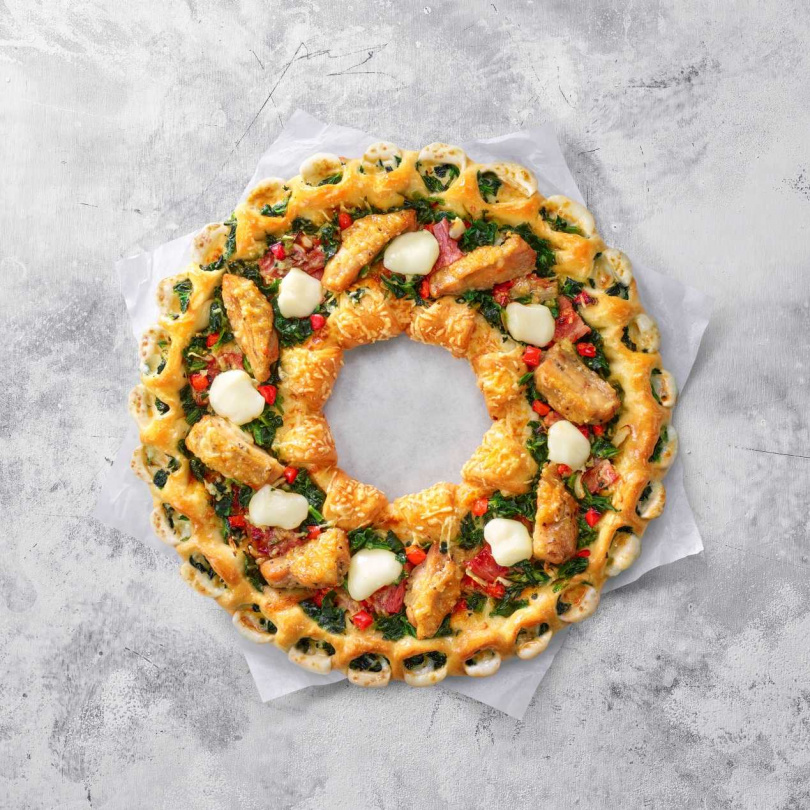 必勝客把比薩做成聖誕花圈，成為登台35年以來，第一個「有洞」的比薩！