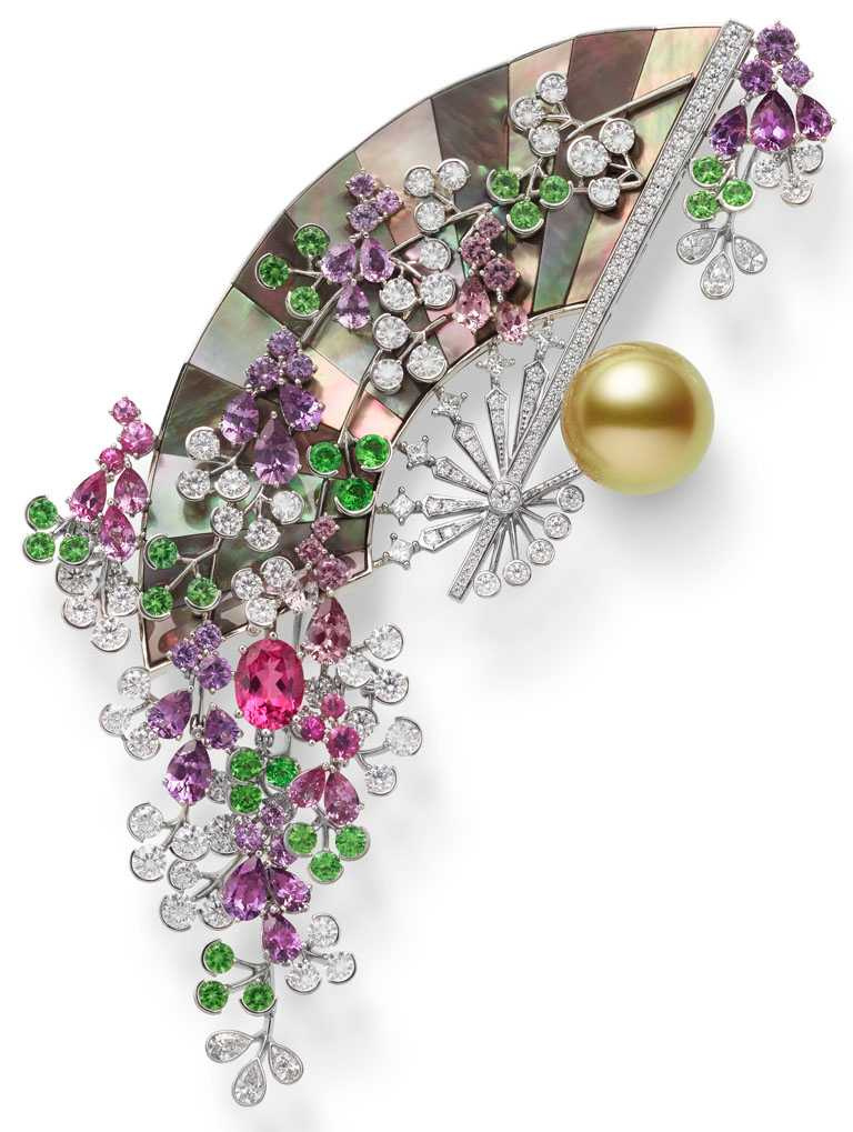 MIKIMOTO「The Japanese Sense of Beauty」頂級珠寶系列，「秋夜花卉摺扇」造型胸針╱3,690,000元。（圖╱MIKIMOTO提供）