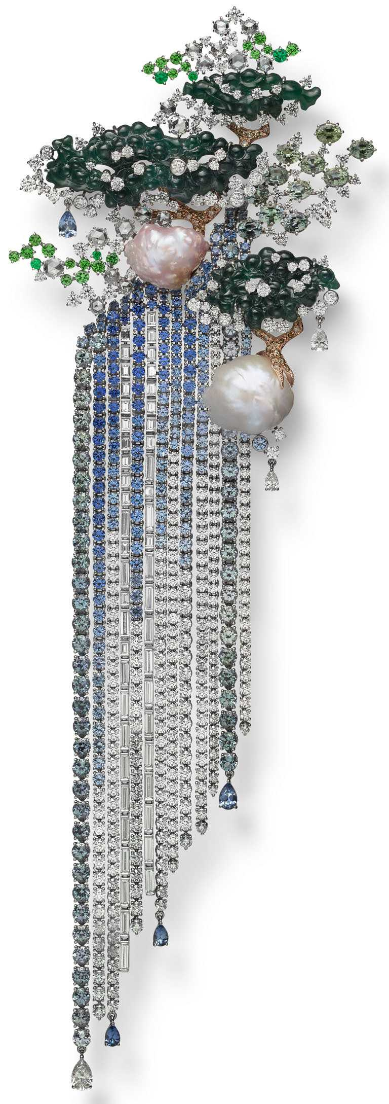 MIKIMOTO「The Japanese Sense of Beauty」頂級珠寶系列，「春之瀑布」造型胸針╱8,990,000元。（圖╱MIKIMOTO提供）
