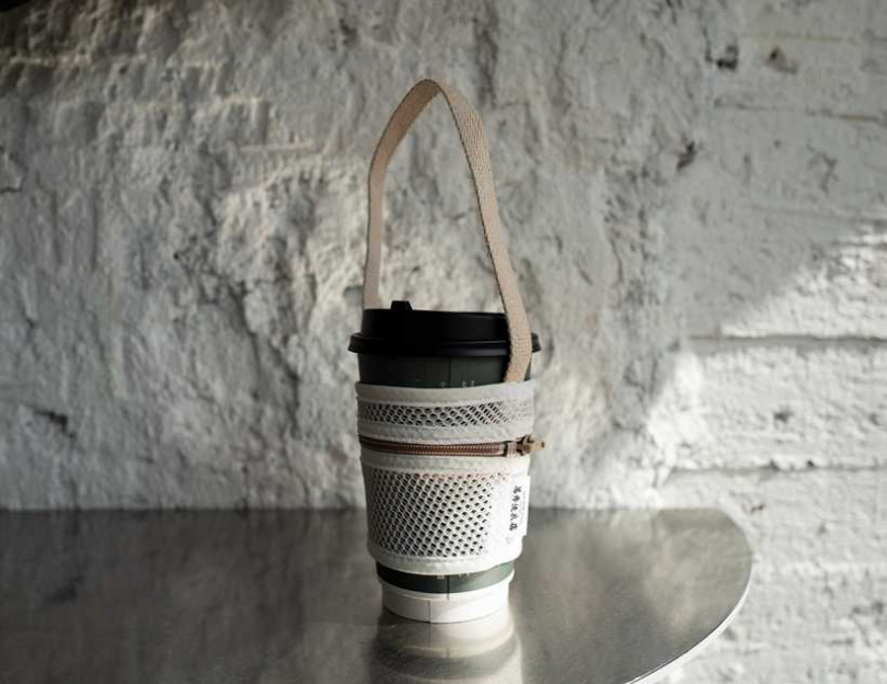 「COFFEE LAW X 萬秀洗衣店」聯名多功能咖啡提袋。（420元）