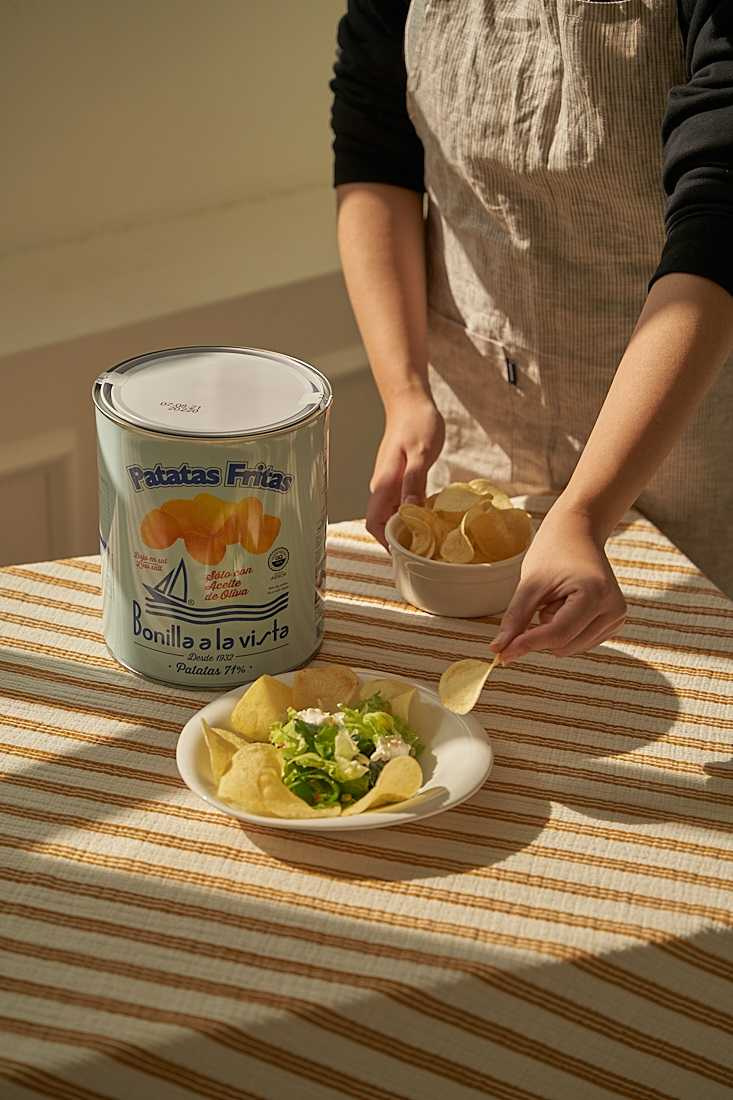 熱銷3個月銷售破百萬的「西班牙油漆桶馬鈴薯片」，天然馬鈴薯搭配嚴選橄欖油訴求健康。（圖／誠品提供）