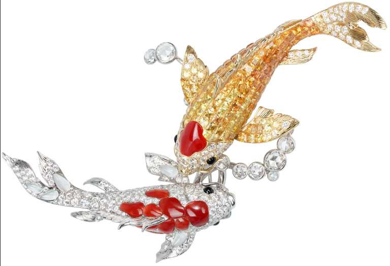 JHENG「錦鯉」系列，黃寶石珊瑚雙錦鯉胸墜╱2,420,000元。（圖╱JHENGJEWELLERY提供）
