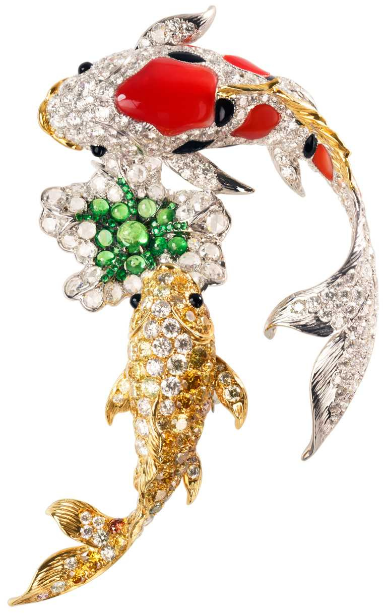 JHENG「錦鯉」系列，天然黃鑽石珊瑚雙錦鯉胸墜╱1,738,000元。（圖╱JHENGJEWELLERY提供）