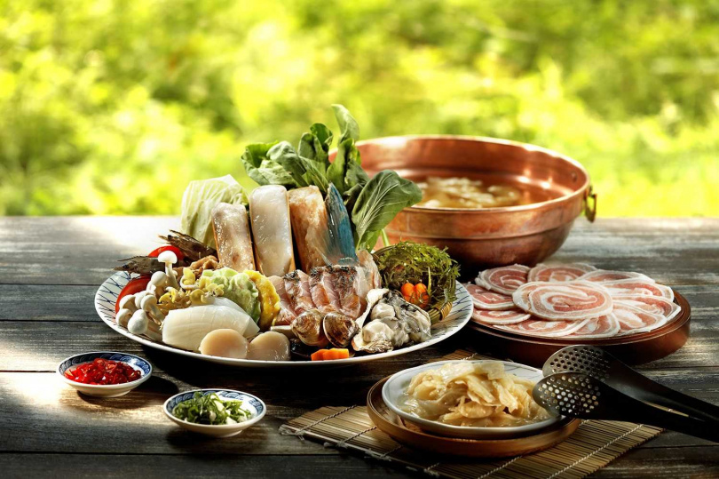 主菜是澎湖現撈直送鸚哥魚及台灣在地精品豬肉品牌「究好豬」的豬五花。（圖／Klook提供）