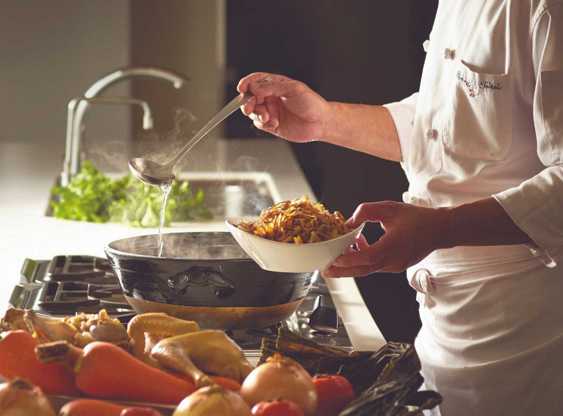 「澎湖山海旨味鍋」湯頭以老母雞、大骨和胡蘿蔔、洋蔥、芹菜等蔬菜熬煮，搭配澎湖特有高麗菜製成的酸菜。（圖／Klook提供）