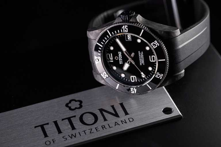 TITONI Seascoper CarbonTech運用鍛造碳材質打造，成功讓錶款維持原有錶殼外型。