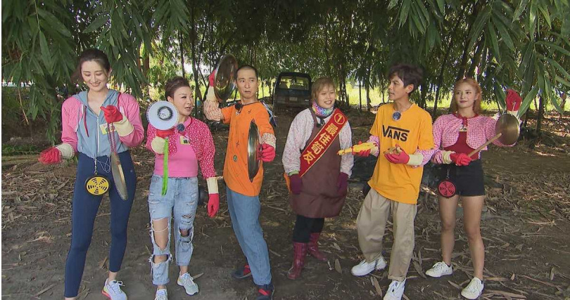 金淵珍（左起）、楊繡惠、浩子、職人、阿翔以及味全龍啦啦隊口水體驗筍農工作。（圖／民視提供）