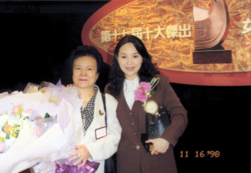 唐美雲1998年榮獲十大傑出女青年時母親帶著花現身力挺。（圖／唐美雲提供）