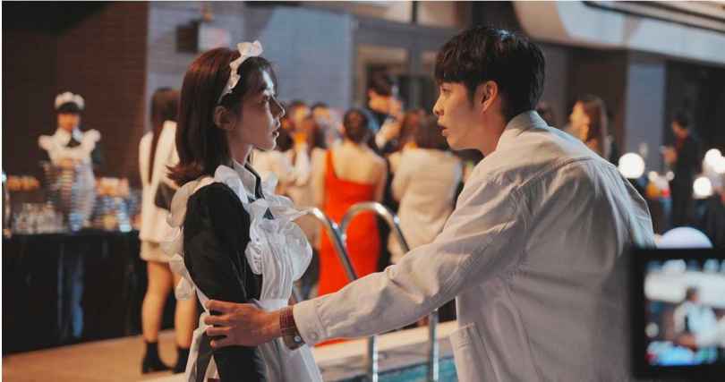 邵雨薇（左）在《火星上的維納斯》穿女僕裝打工，巧遇曹佑寧（右）。（圖／CJ ENM HK）