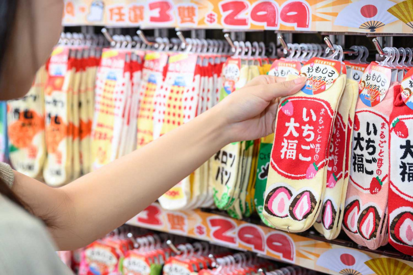 在彩色襪子牆專區可看到將日本糖果、餅乾、飲料等產品包裝設計，延伸到襪子上的多種襪款。