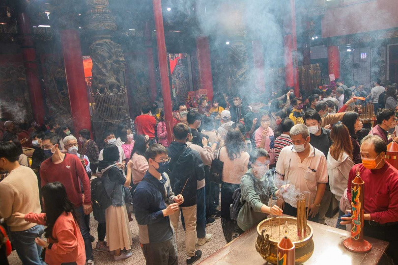 「走春」是傳統華人社會最受歡迎的過年習俗，新春期間祈福求財超靈驗的德陽宮、協天廟及關公夫人廟等在地居民最重要信仰中心