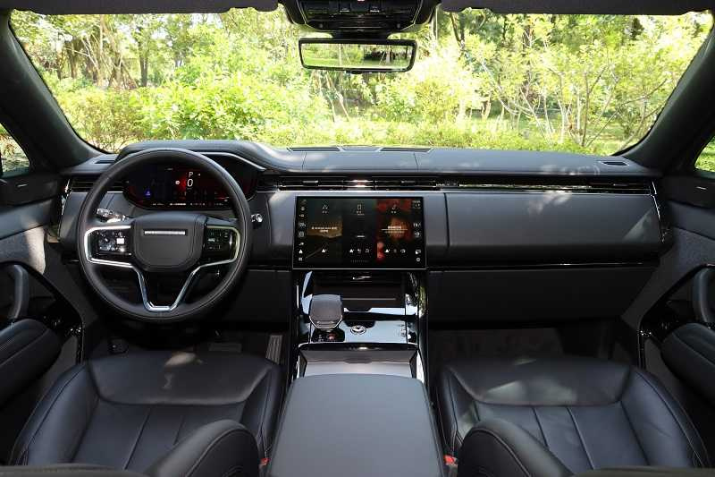 Range Rover Sport黯影版配有最新13.1吋Pivi Pro曲面觸控螢幕與互動式儀錶板，並支援SOTA無線更新功能。 (攝影／劉芯衣）