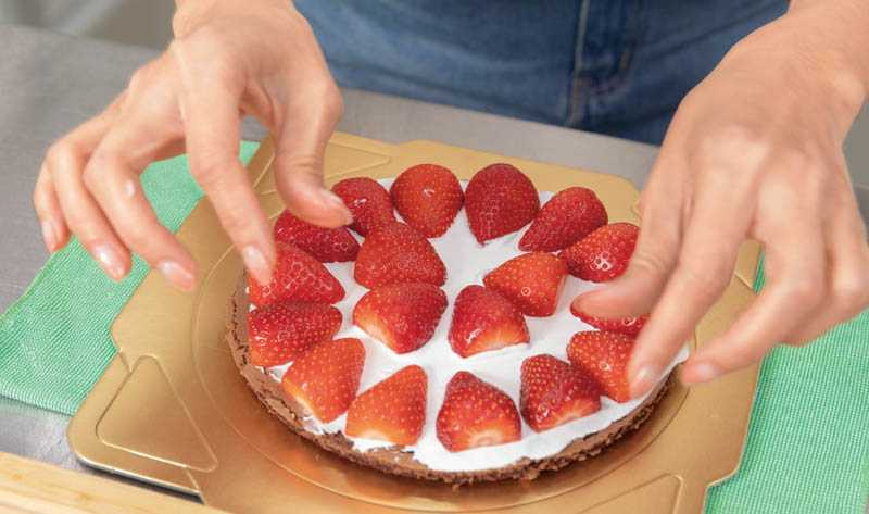 對吃很大方的陳小菁，在蛋糕中層鋪上滿滿的切片草莓。（圖／林勝發攝）