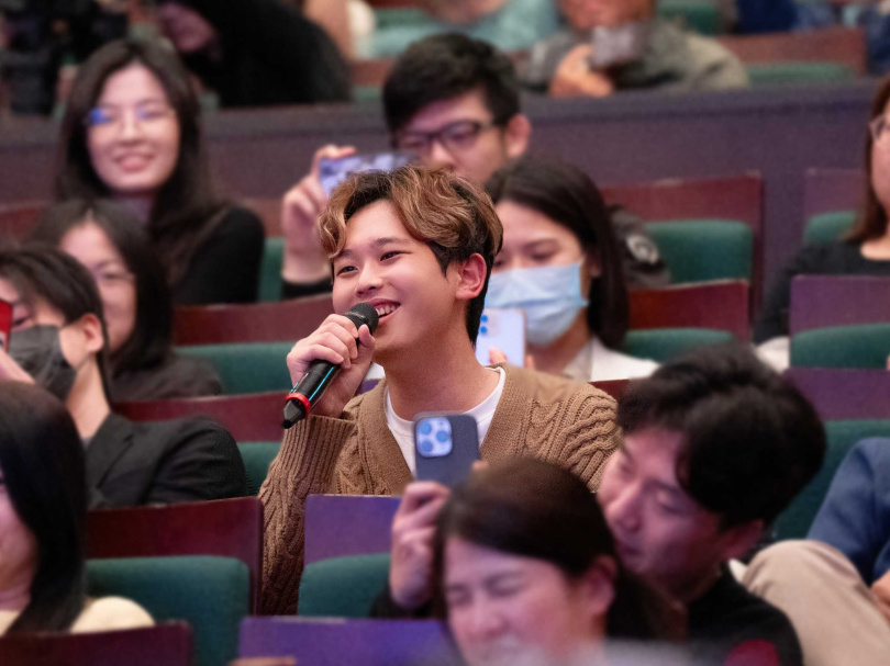 理想混蛋主唱雞丁到場聽演出。（圖／碩樂國際娛樂提供）