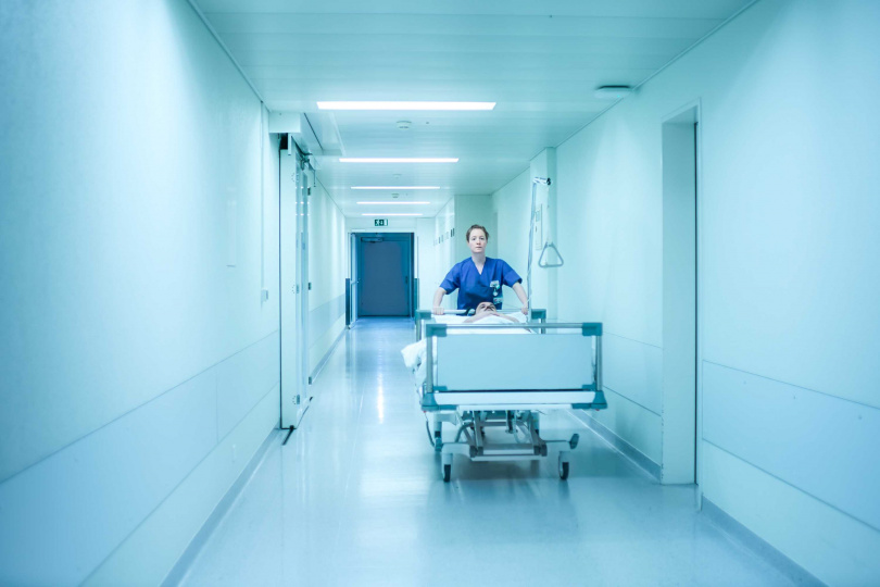 《失控夜班》找來德國影后萊奧妮貝內擔綱演出,並實地到瑞士醫院實習,學會所有護理師的基本動作。(圖/光年映畫提供)