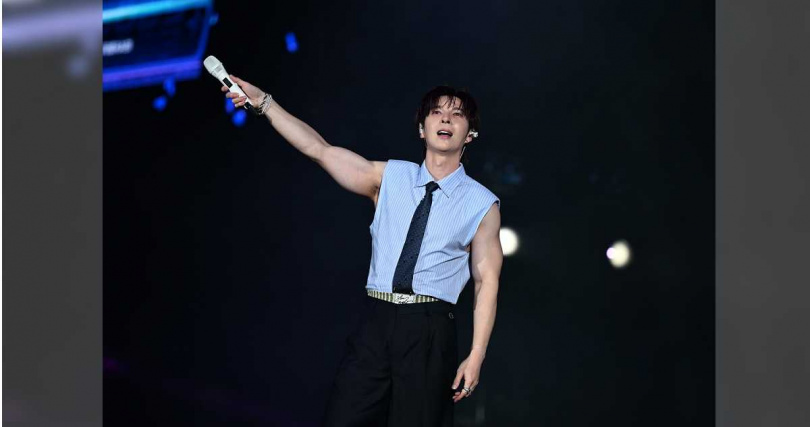 陳勢安大秀健壯好身材。(圖/新傳媒YES 933提供)