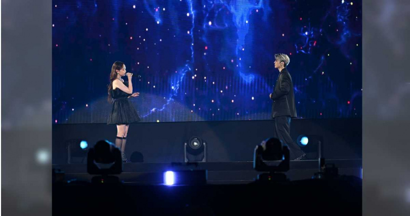 畢書盡與師妹安吉合唱金曲〈我比從前想你了〉。(圖/新傳媒YES 933提供)