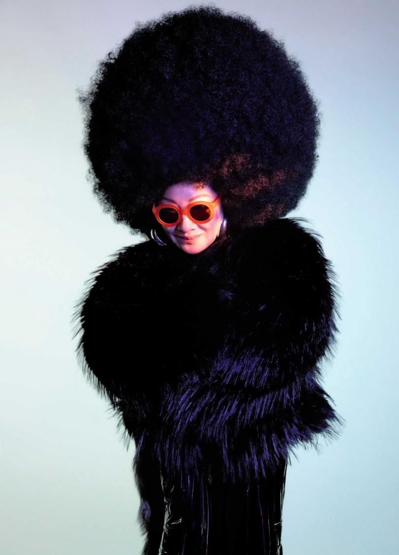 重逾3公斤的「巨無霸阿福羅頭」。髮型師耗時2天、堆疊6頂假髮才完工。（圖／環球音樂提供）