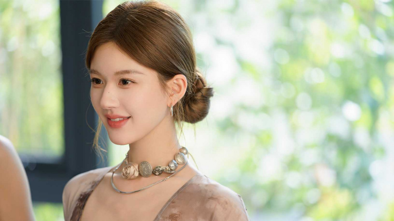 趙露思親自搭配劇中服裝。（圖／中天娛樂台提供）