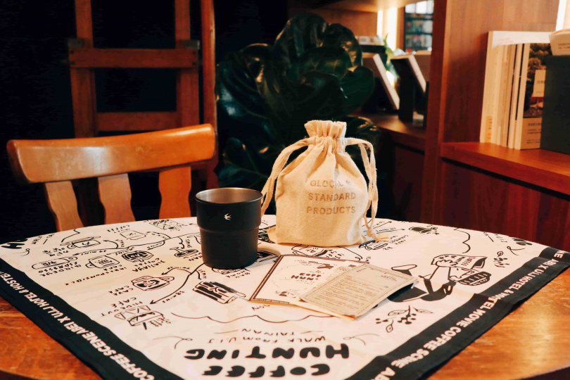 「Coffee Hunting @ Tainan」套組內含一只咖啡杯、跑店地圖方巾、店家介紹摺頁、電影序號券、飲品兌換券3張。