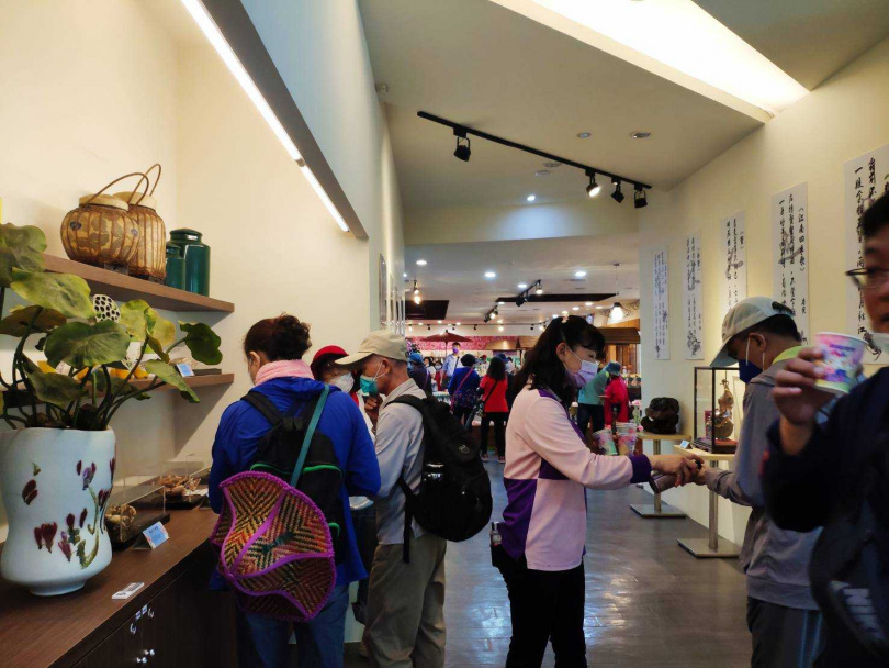 「戀戀茶花，蟹蟹有情」展，也吸引遊客前往劍湖山茶花館駐足參觀。