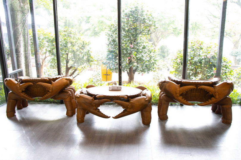鎮館之寶「蟹蟹有你」，由「萬木之王」柚木打造而成的螃蟹家具。