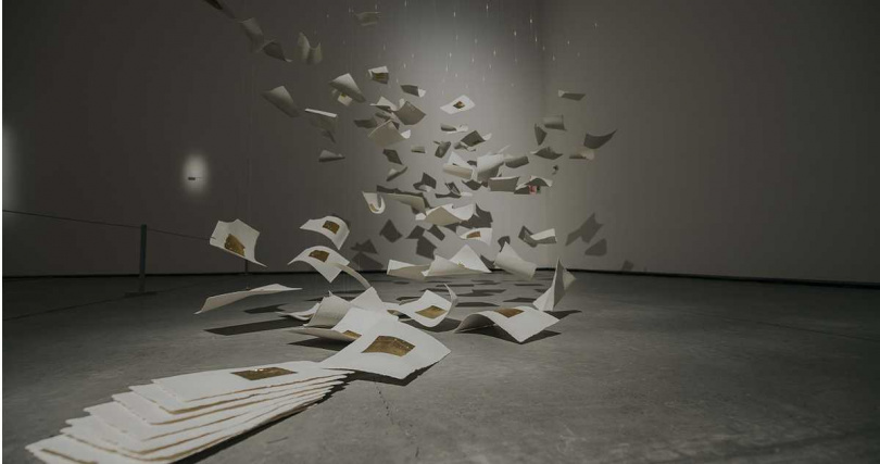 展間中一件非常特別的作品來自藝術家侯春廷的《傳遞》，乍看薄如紙張的金紙，其實是以陶瓷製作而成。（圖／台南市美術館提供）