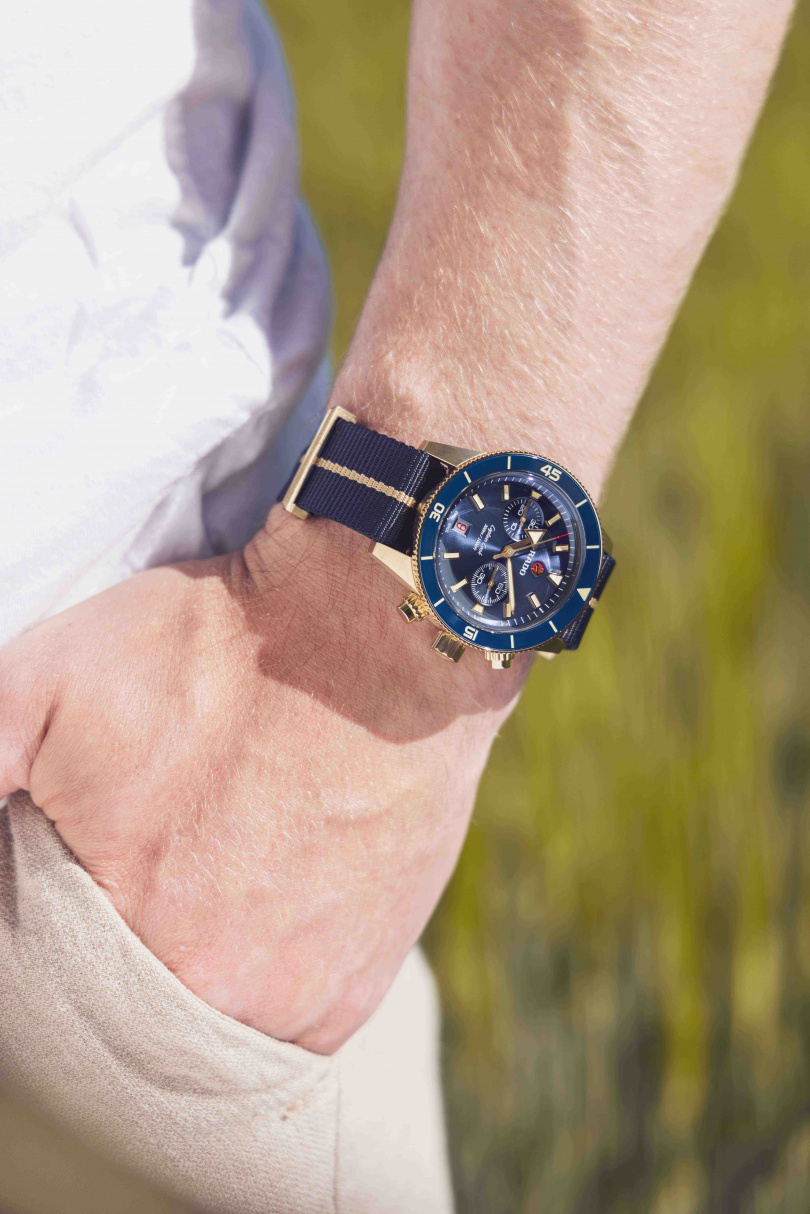 Rado瑞士雷達表Captain Cook庫克船長300米青銅Chronograph自動計時碼錶藍色，藍色NATO織帶／建議售價135,100元（圖／品牌提供）