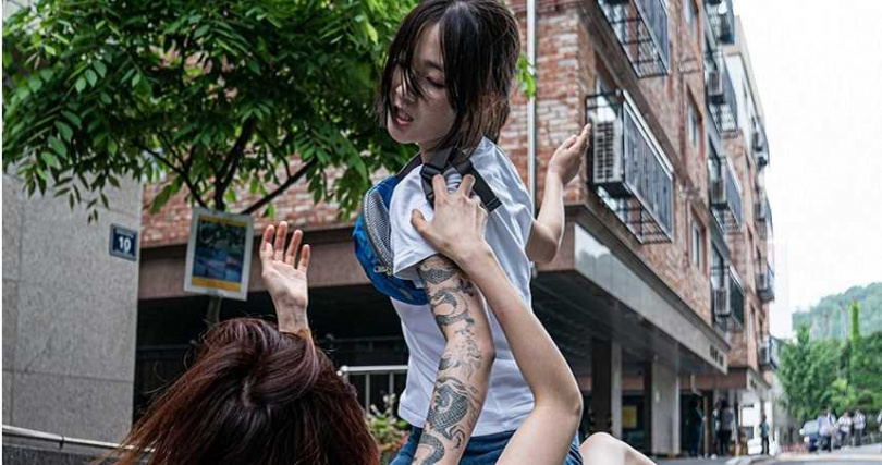 金惠允在《推土機女孩》飾演出口成髒、霸氣十足的花臂女孩。（圖／高雄電影節提供）