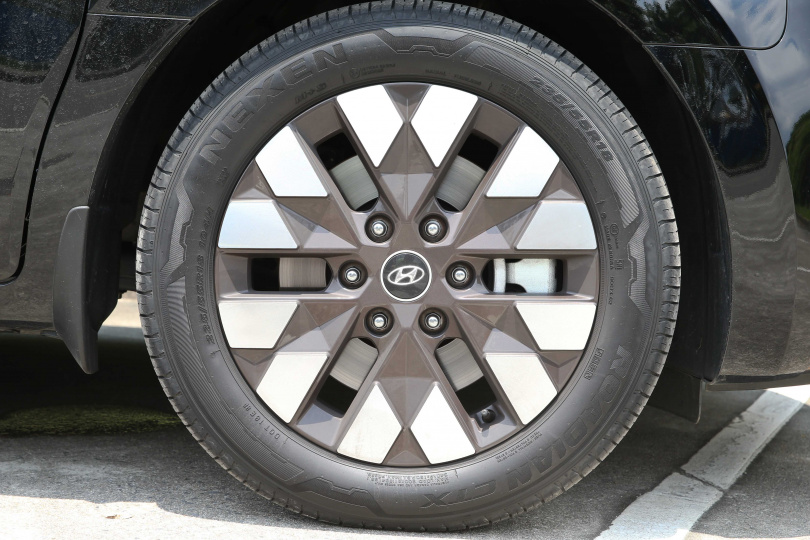 18吋的幾何切削式鋁圈也替Hyundai Staria CEO營造出了不同的科技語彙。(圖/趙世勳攝)