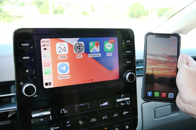 中控使用了一具8吋螢幕並且支援Apple CarPlay和Android Auto連接功能。(圖/趙世勳攝)