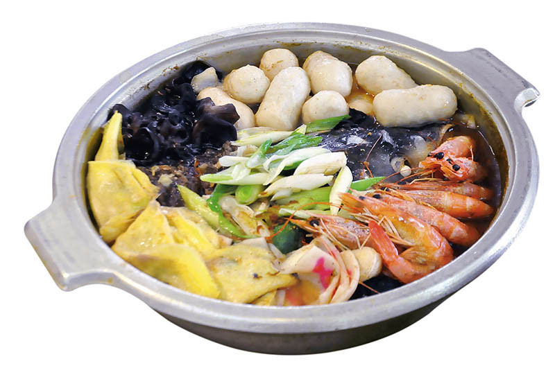 台式砂鍋魚頭料豐味美，湯頭充滿沙茶香氣。（圖／嚴素月提供）