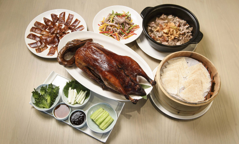 窯烤嫣紅片皮鵝。(圖/台北新板希爾頓提供)