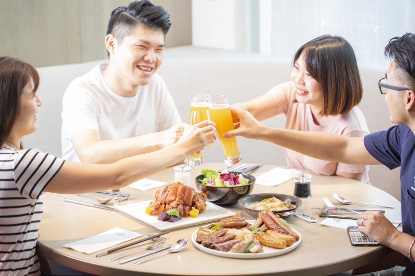 「悅.市集全日餐廳」推出特定啤酒品項加1元多1件。(圖/台北新板希爾頓提供)