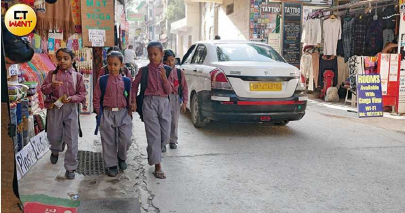 放學後的印度孩子，悠哉地在路上散步，遇見旅人總會和善地打招呼。（圖／游苔攝影）