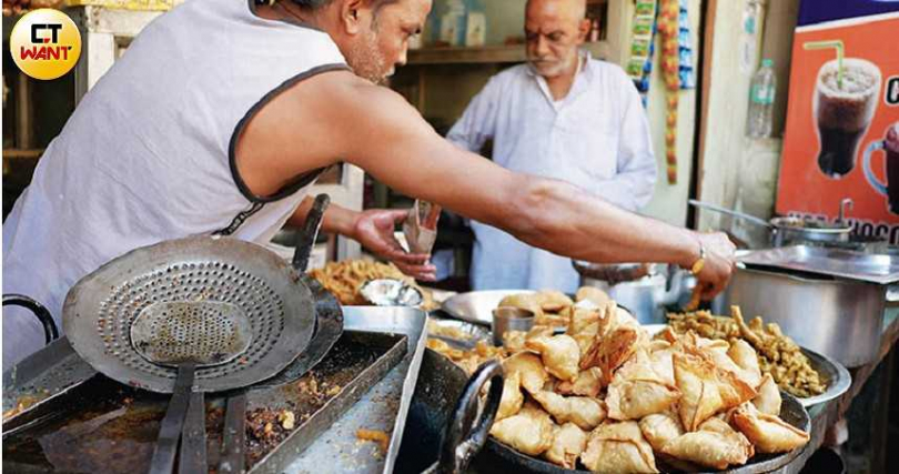 路邊攤常見的「油炸馬鈴薯咖哩餃」，是豐盛又美味的印度小吃。（圖／游苔攝影）